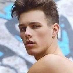 PouchofDesire's Chat & Dating Profile