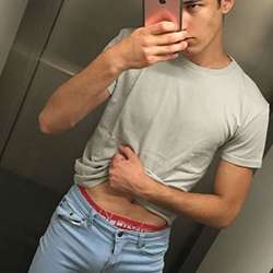 slimleo20's Chat & Dating Profile